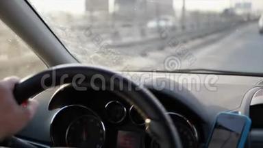 高速公路汽车行驶过程中的汽车仪表板和方向盘